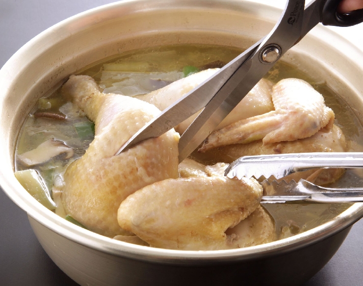コラーゲンたっぷりのタッカンマリ 鍋料理セット 韓国の水炊き 九州ブランド鶏 丸鶏 1羽 下処理済み 約2.3kg 4人前～6人前 特製鶏だし カルグス 自家製タデギ付き