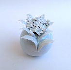 遺骨を家に置く｜お手元供養用お骨壷形・見入れ・わすれな草（青白磁）磁器彫刻作家・英一郎作品