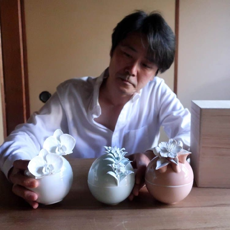 遺骨を家に置く手元供養｜おしゃれ分骨ミニお骨壷【胡蝶蘭2輪・小・白磁(家庭画報掲載作品)】磁器彫刻作家・福重英一郎