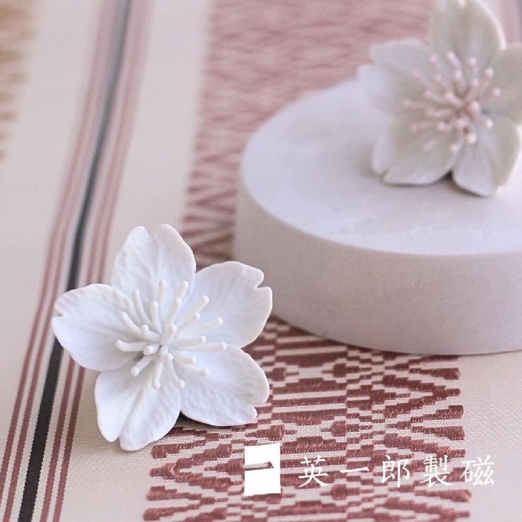 桜一輪チャーム(白磁)