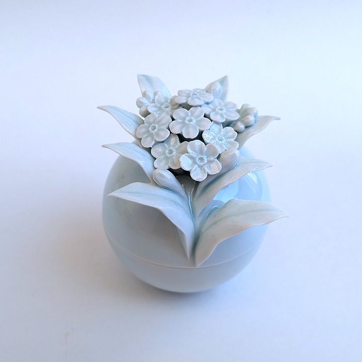 遺骨を家に置く｜お手元供養用お骨壷形・見入れ・わすれな草（青白磁）磁器彫刻作家・英一郎作品