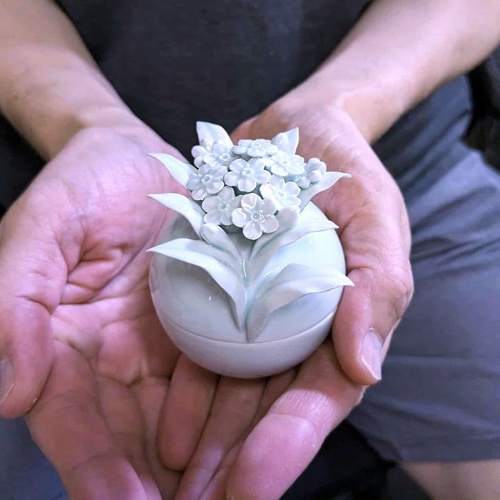 遺骨を家に置く｜お手元供養用お骨壷形・見入れ・わすれな草（青白磁）磁器彫刻作家・英一郎作品