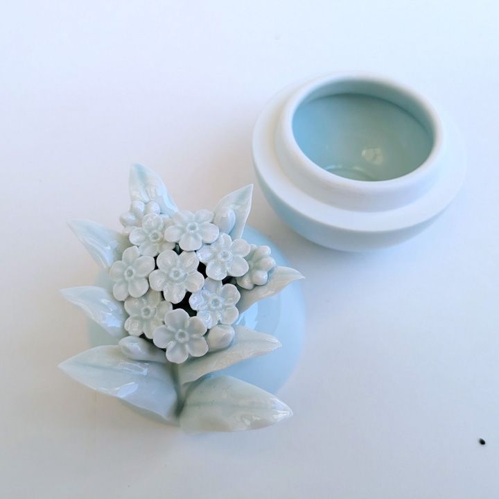 遺骨を家に置く｜お手元供養用お骨壷形・見入れ・わすれな草（青白磁）磁器彫刻作家・英一郎作品